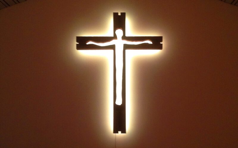 Beleuchtetes Kreuz für Kirche in Frauenstein